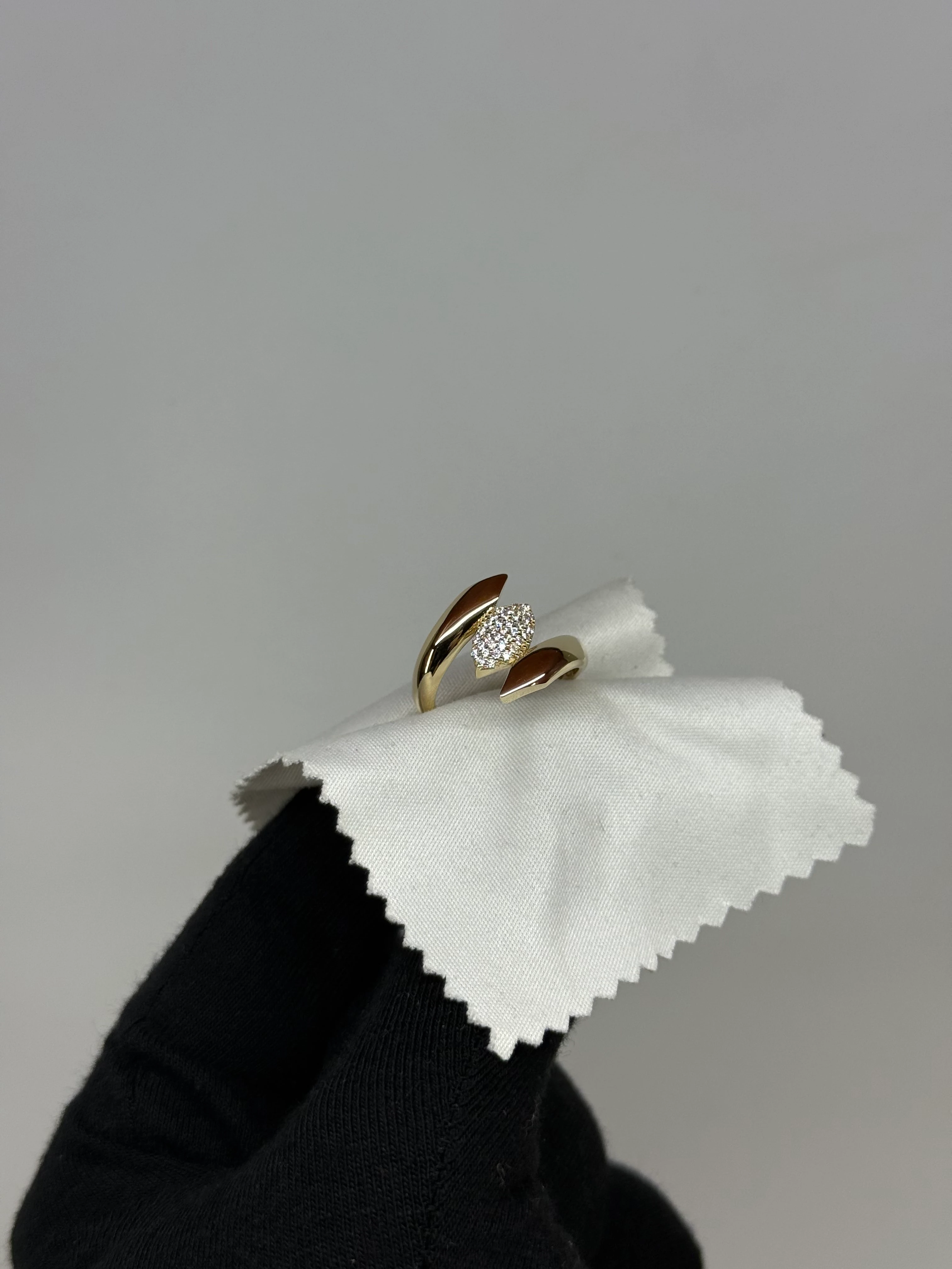 14K Taşlı Bombeli Sarmal Altın Yüzük