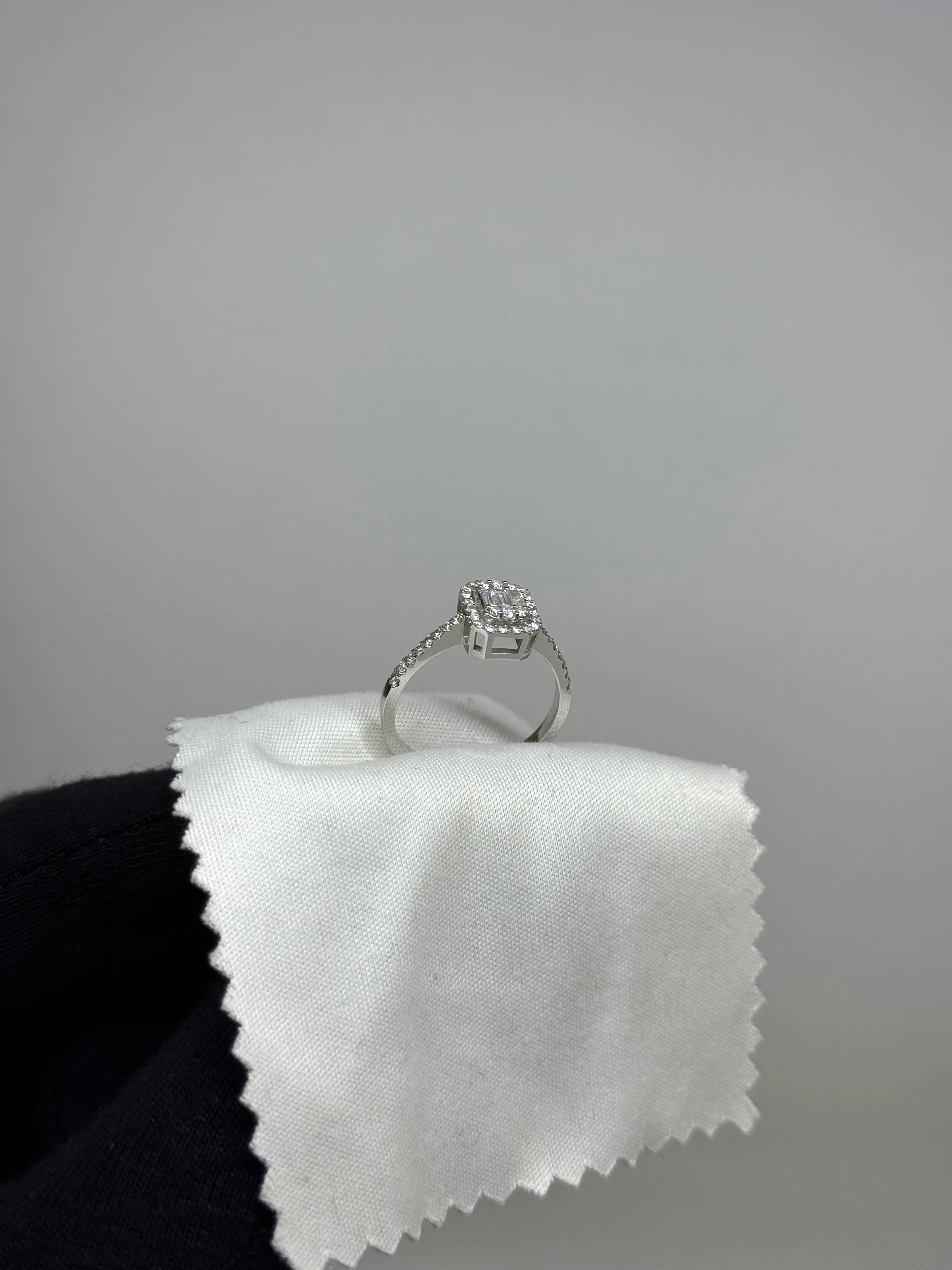 0.33 Karat Baget Pırlanta Yüzük