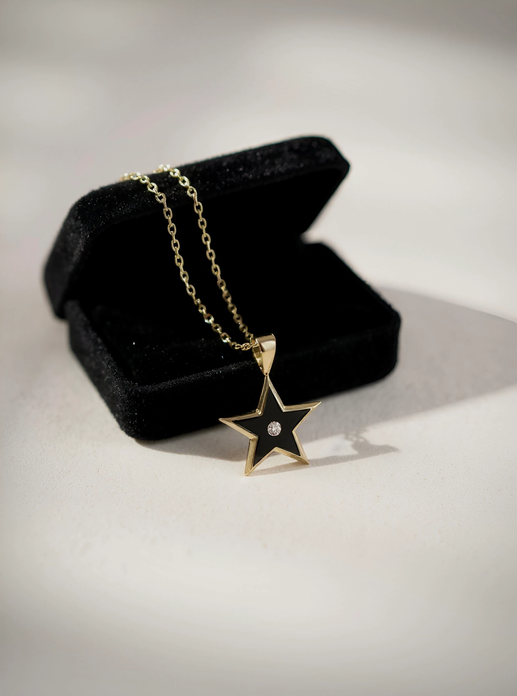 14 K Taşlı Yıldız Siyah Altın Kolye