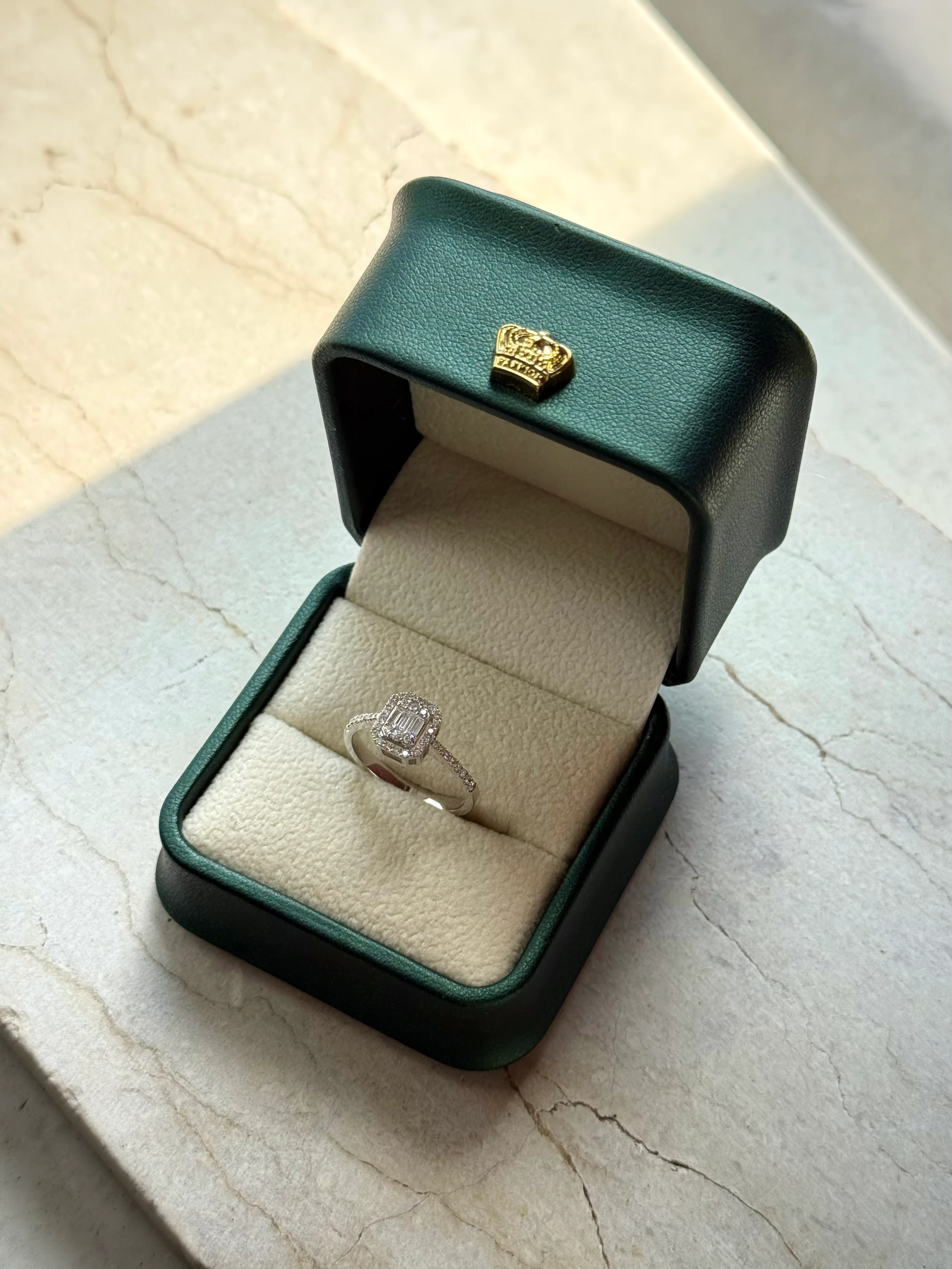 0.33 Karat Baget Pırlanta Yüzük