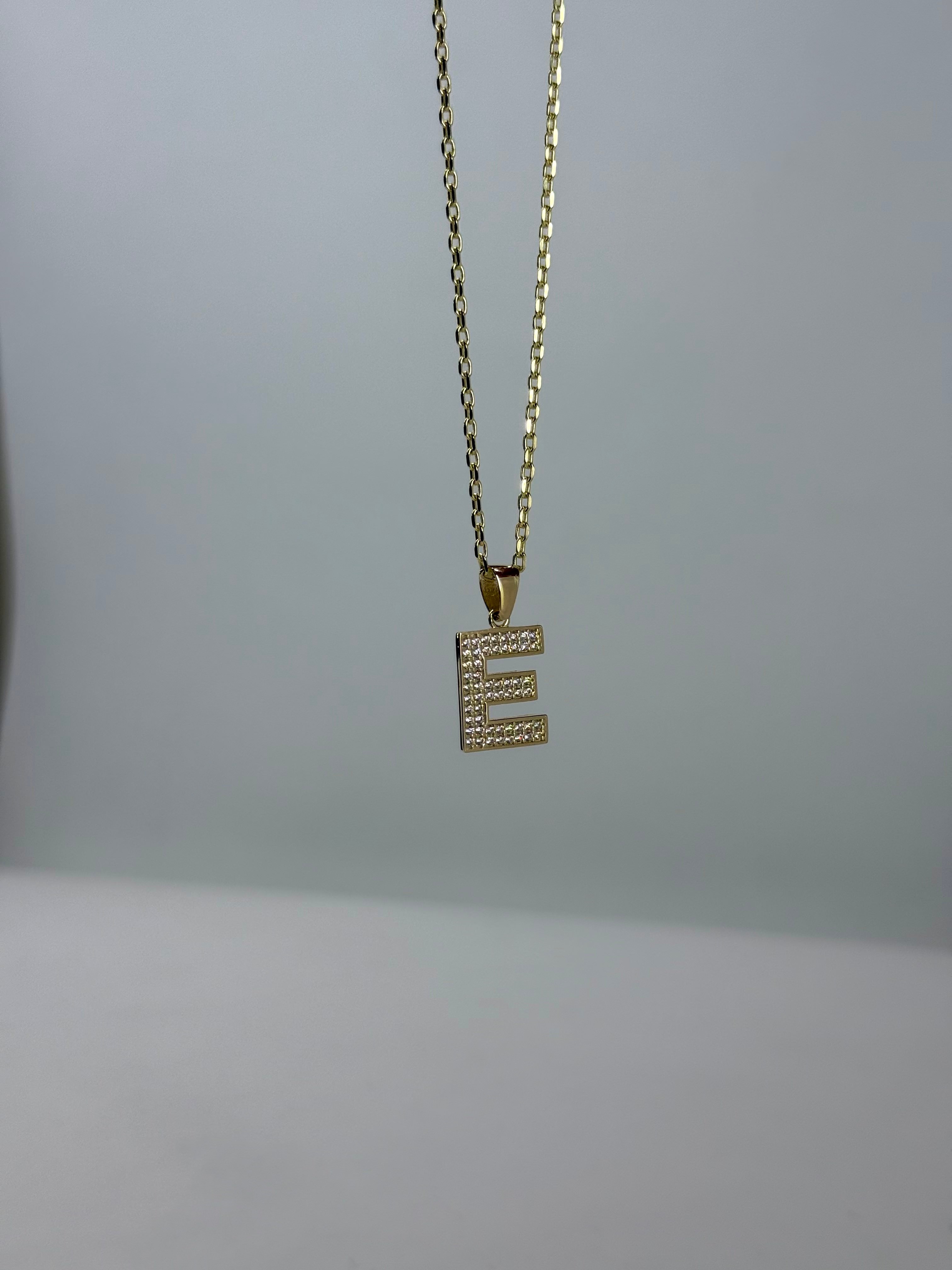 14 K 'E' Harf Altın Kolye