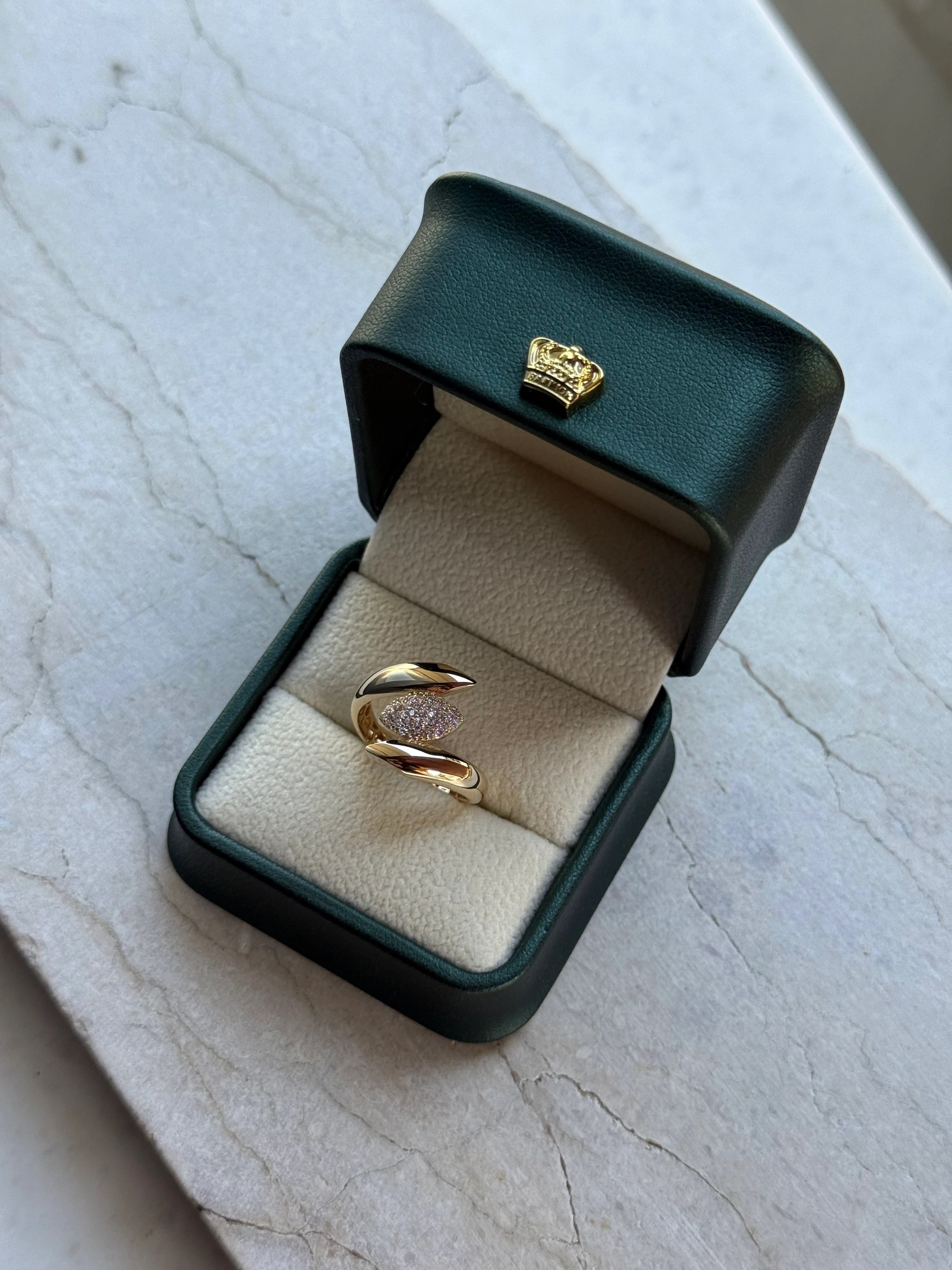 14K Taşlı Bombeli Sarmal Altın Yüzük