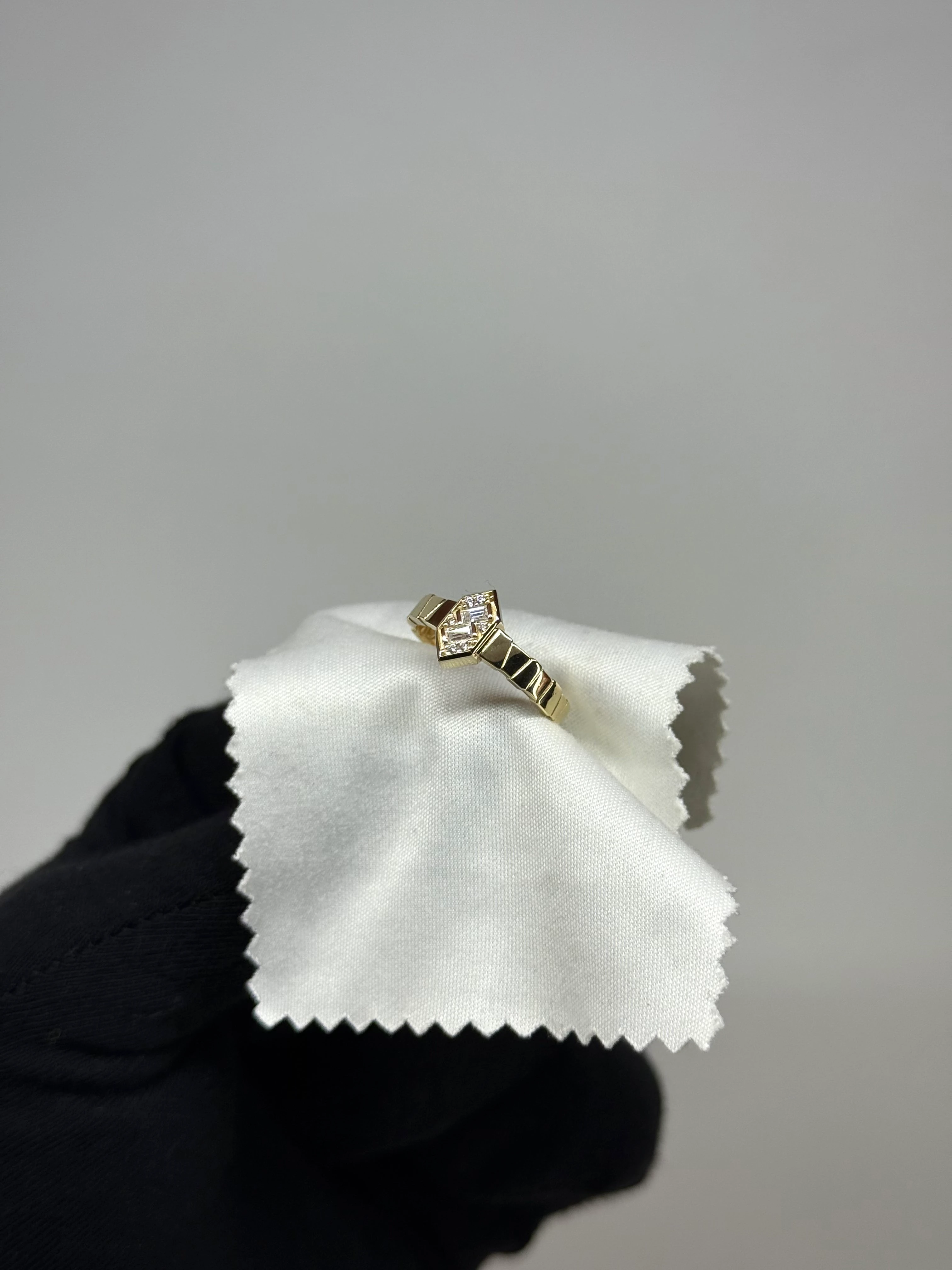 14 K Baget Taşlı Hexagon Altın Yüzük