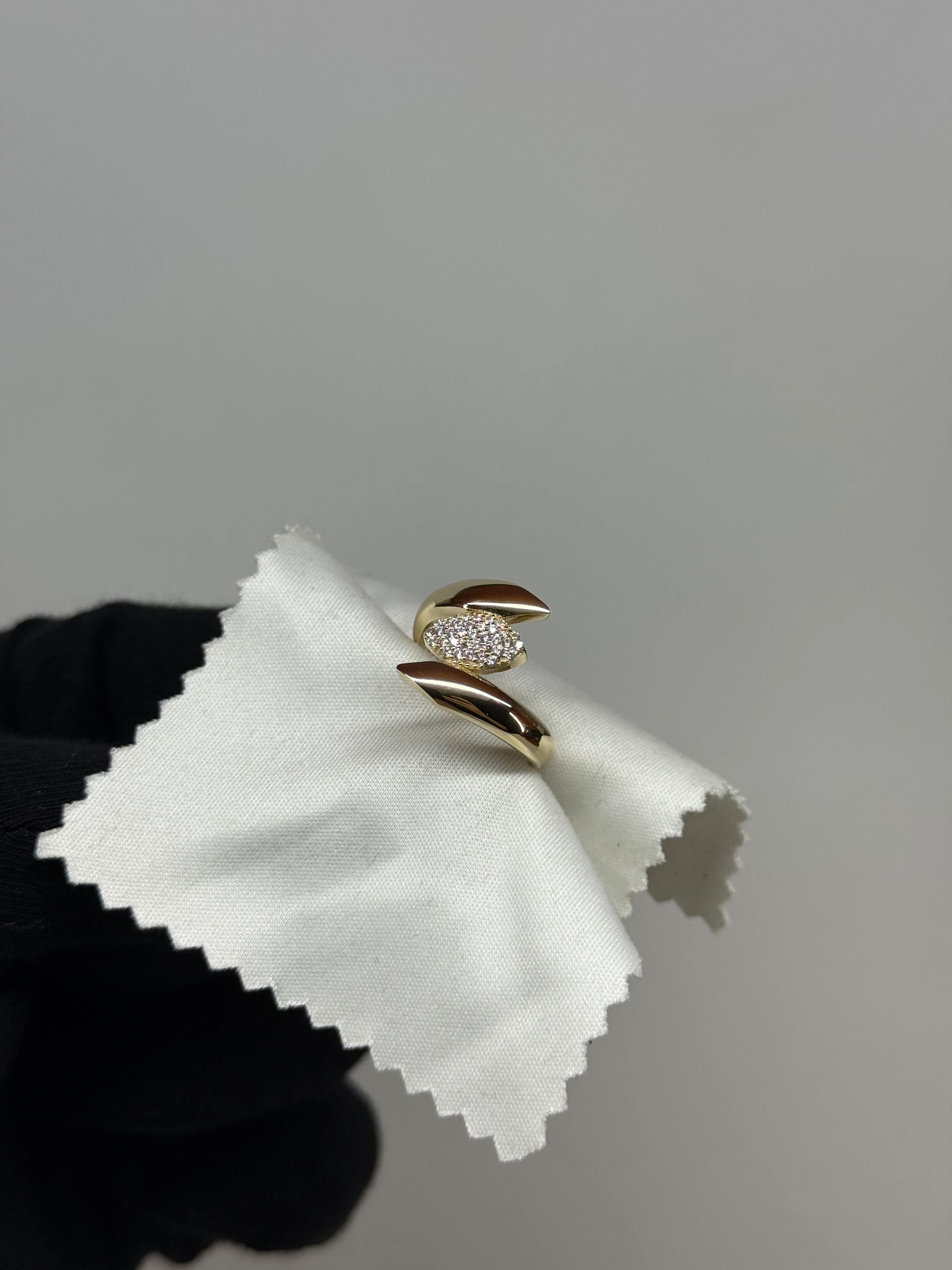 14K Taşlı Bombeli Sarmal Altın Yüzük