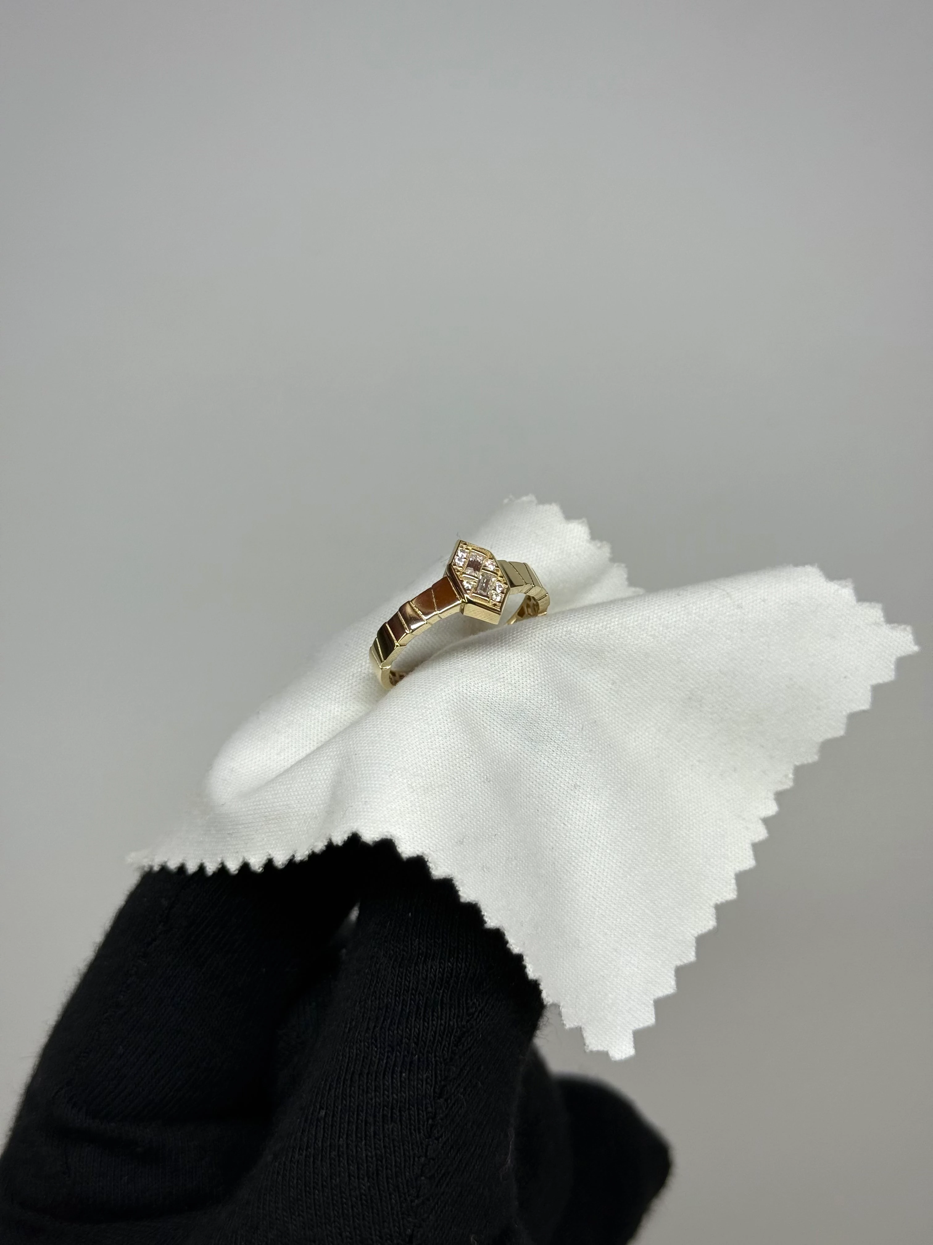 14 K Baget Taşlı Hexagon Altın Yüzük