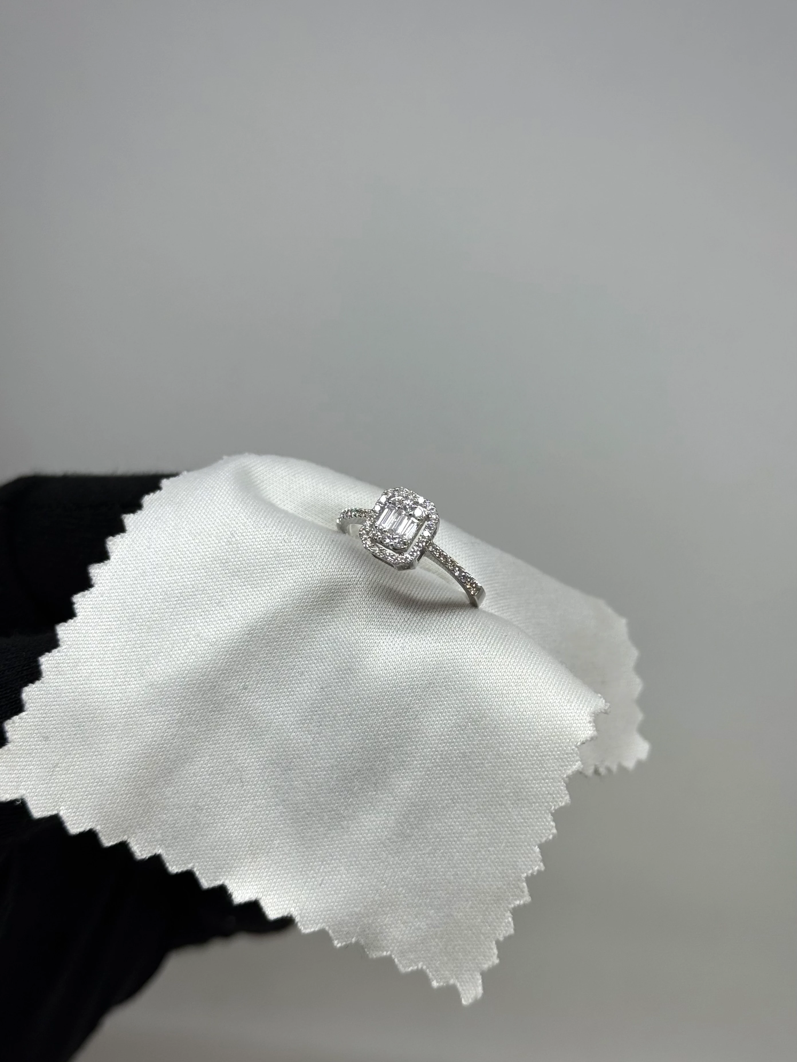 0.33 Karat Baget Pırlanta Yüzük