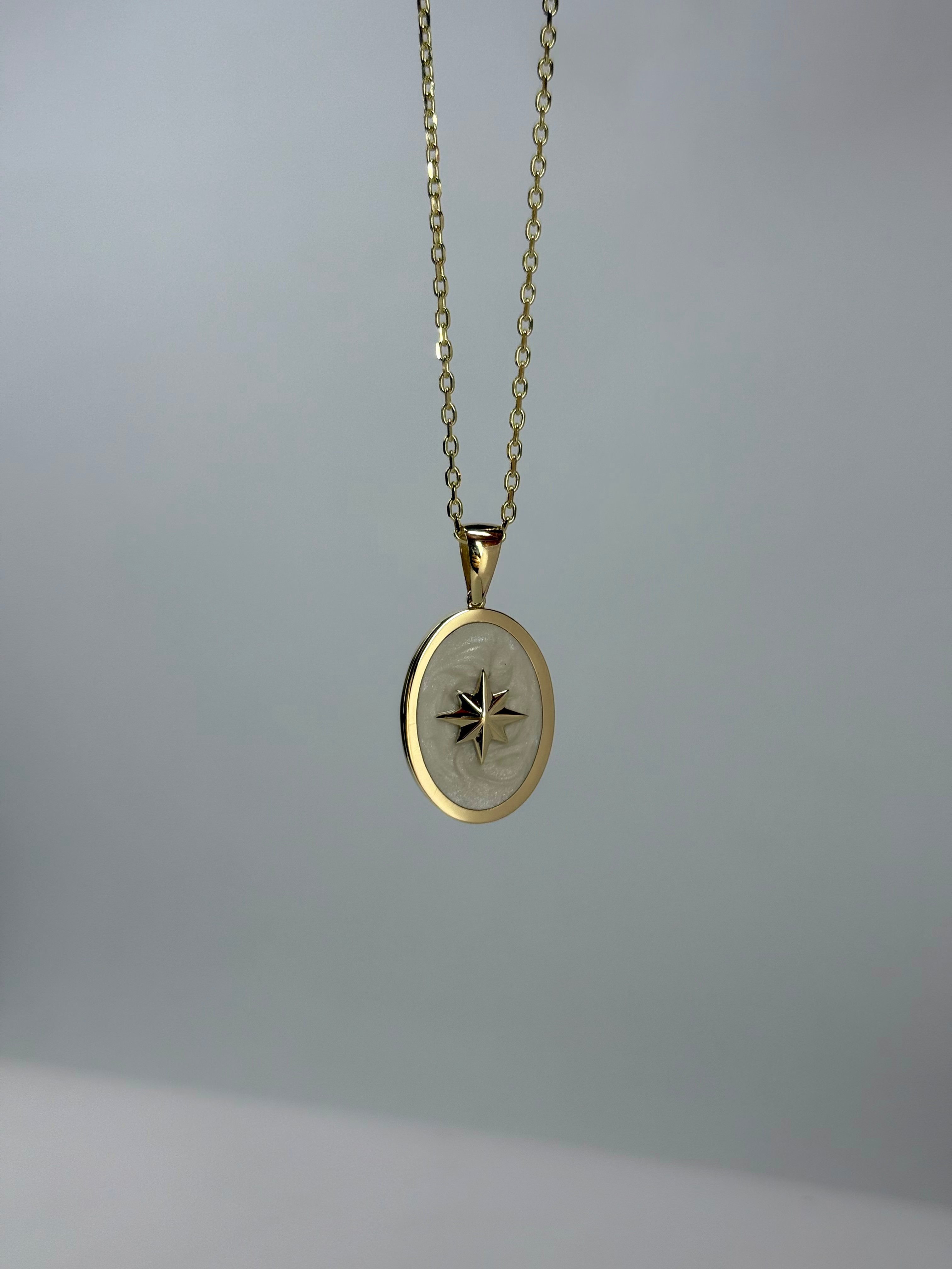14 K Oval Sedefli Kuzey Yıldızı Altın Kolye