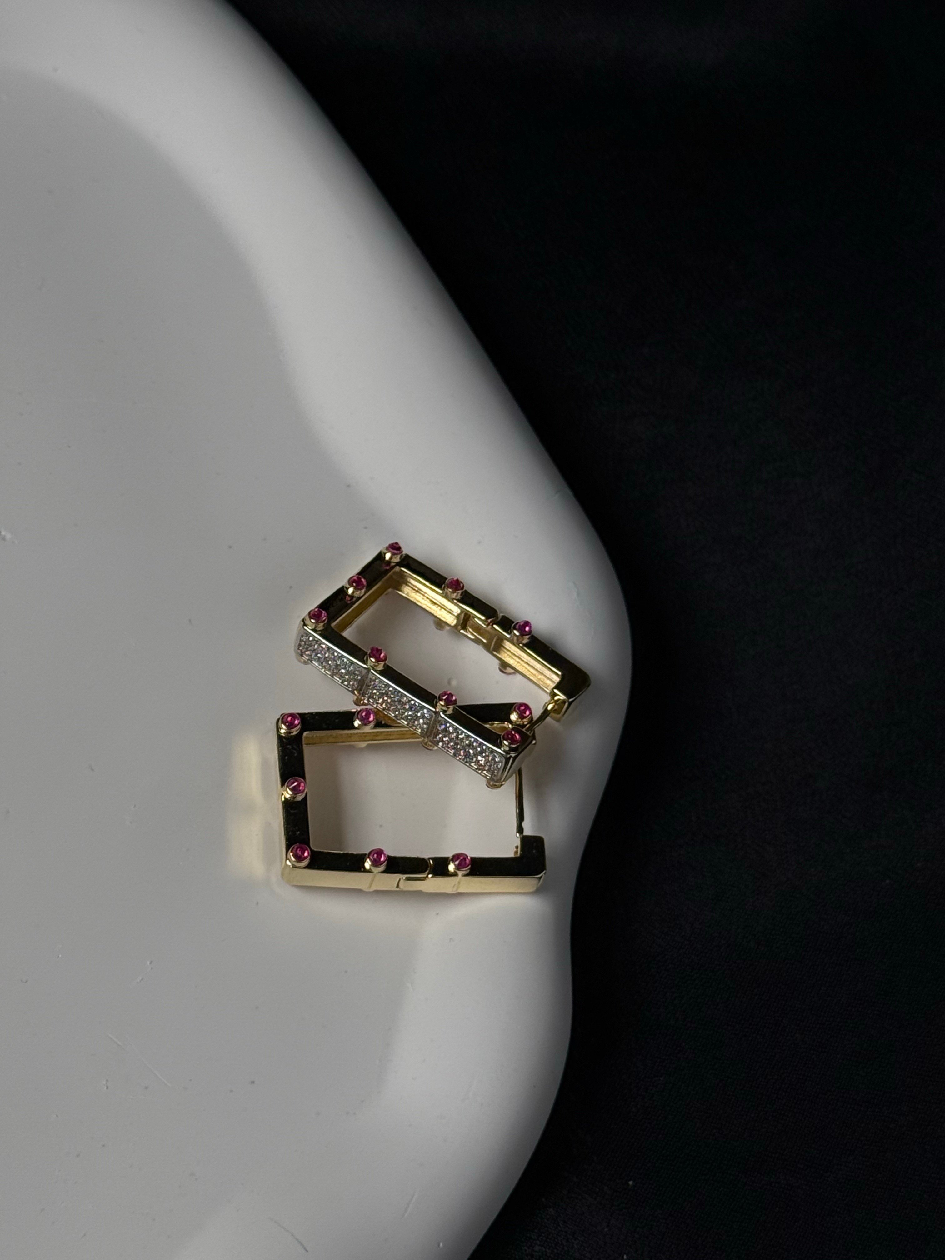 Gold Pembe Taş Detaylı Küpe