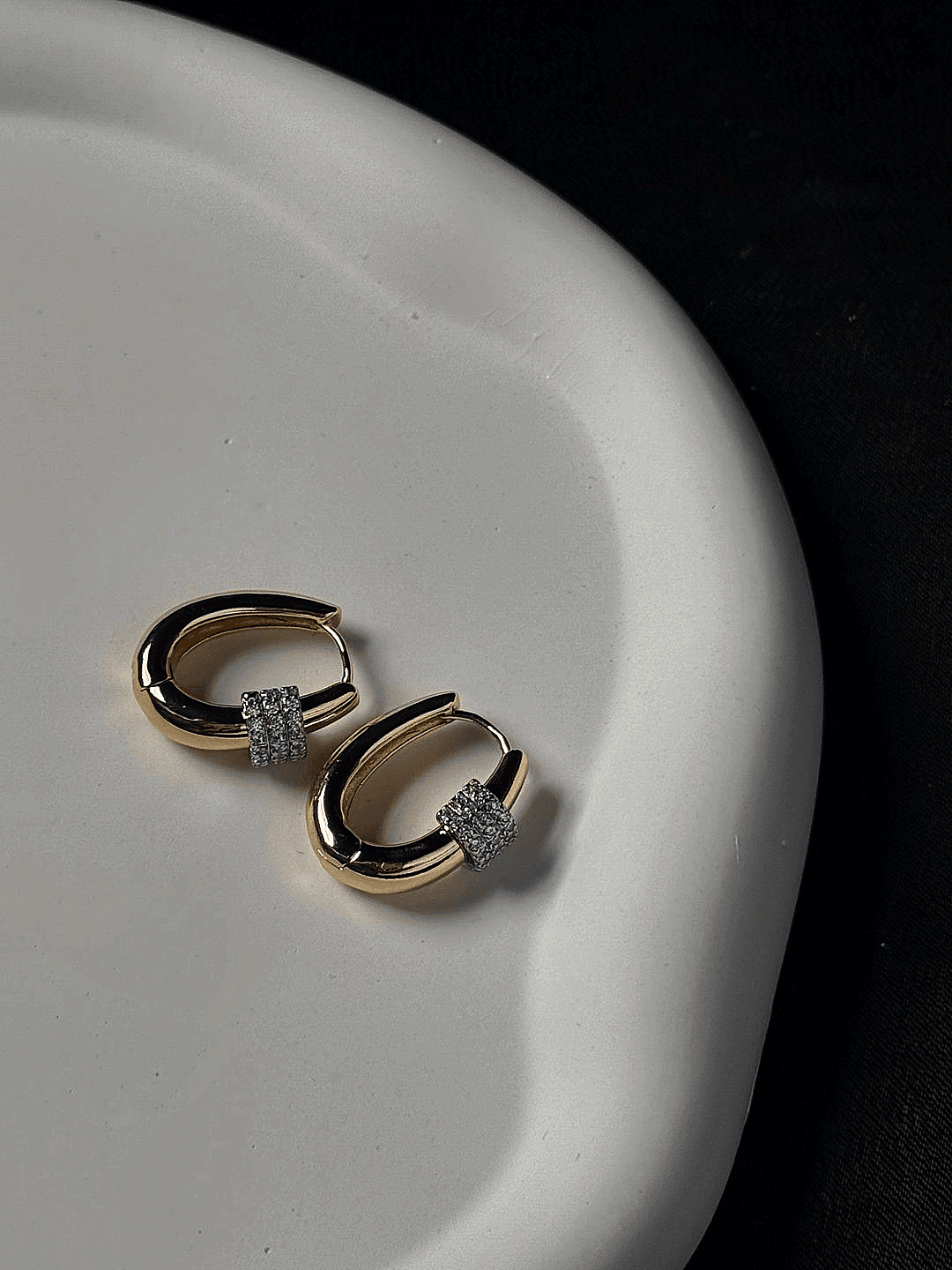 Marka Model Gold Yuvarlak Taş Detaylı Küpe