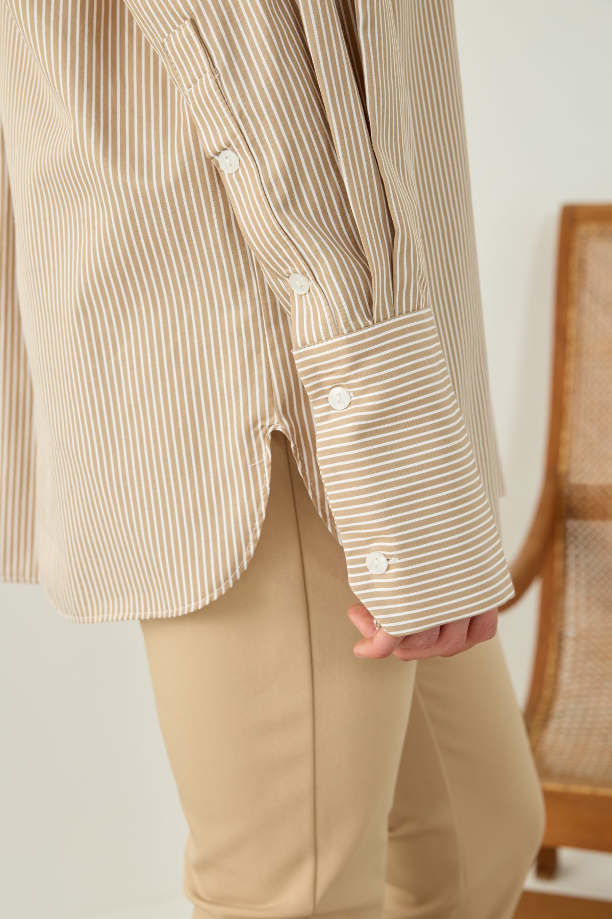 ÇİZGİLİ DÜĞME DETAYLI OVERSIZE POPLİN GÖMLEK - BEJ