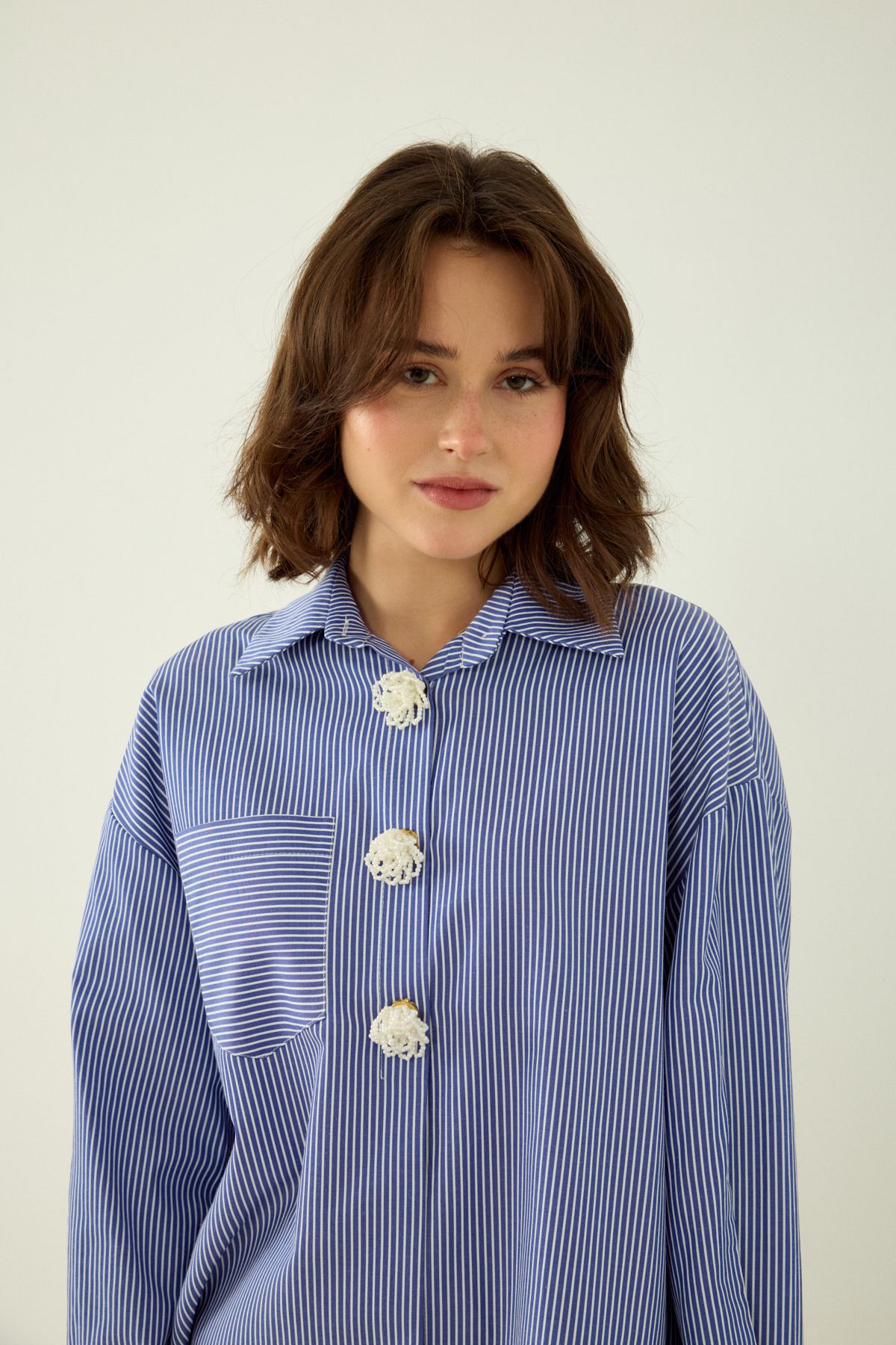 ÇİZGİLİ DÜĞME DETAYLI OVERSIZE POPLİN GÖMLEK - İNDİGO