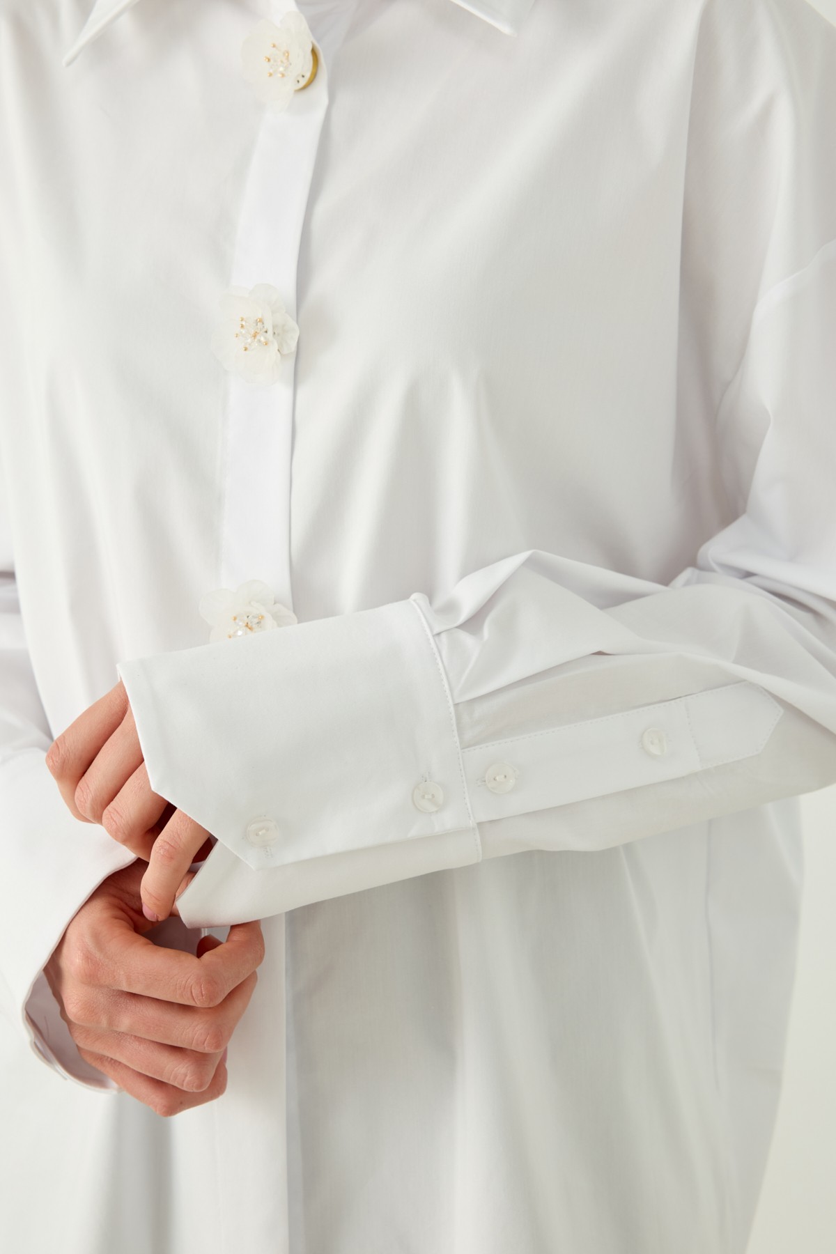 DÜĞME DETAYLI OVERSIZE GÖMLEK - BEYAZ