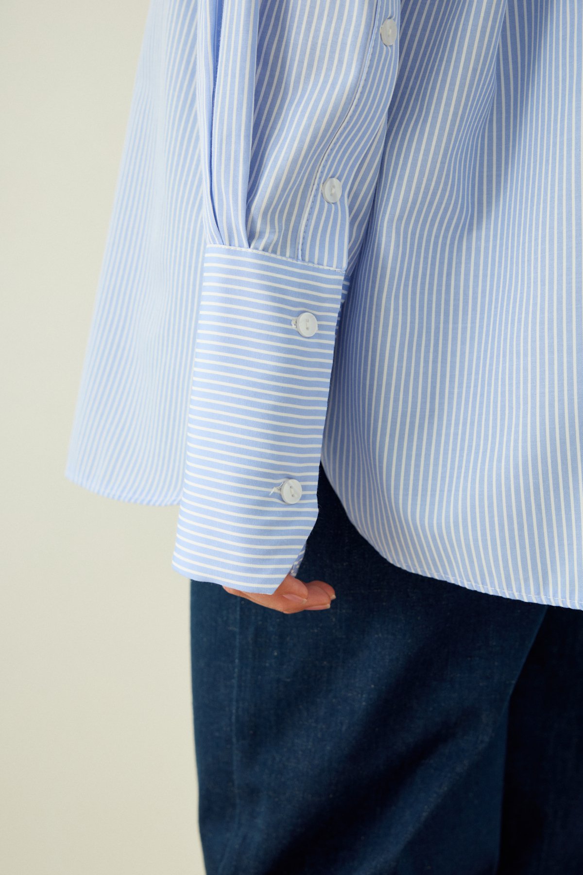 ÇİZGİLİ DÜĞME DETAYLI OVERSIZE POPLİN GÖMLEK - AÇIK MAVİ