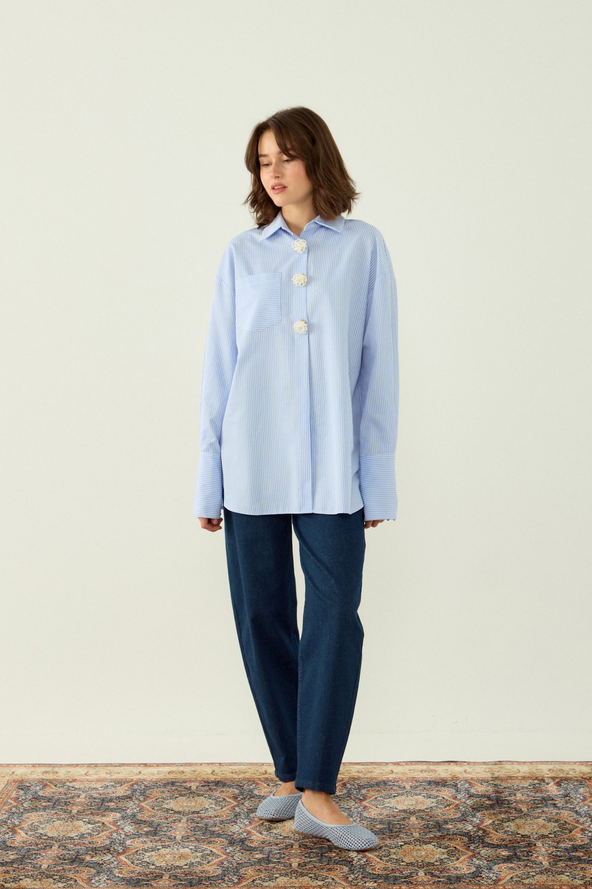 ÇİZGİLİ DÜĞME DETAYLI OVERSIZE POPLİN GÖMLEK - AÇIK MAVİ