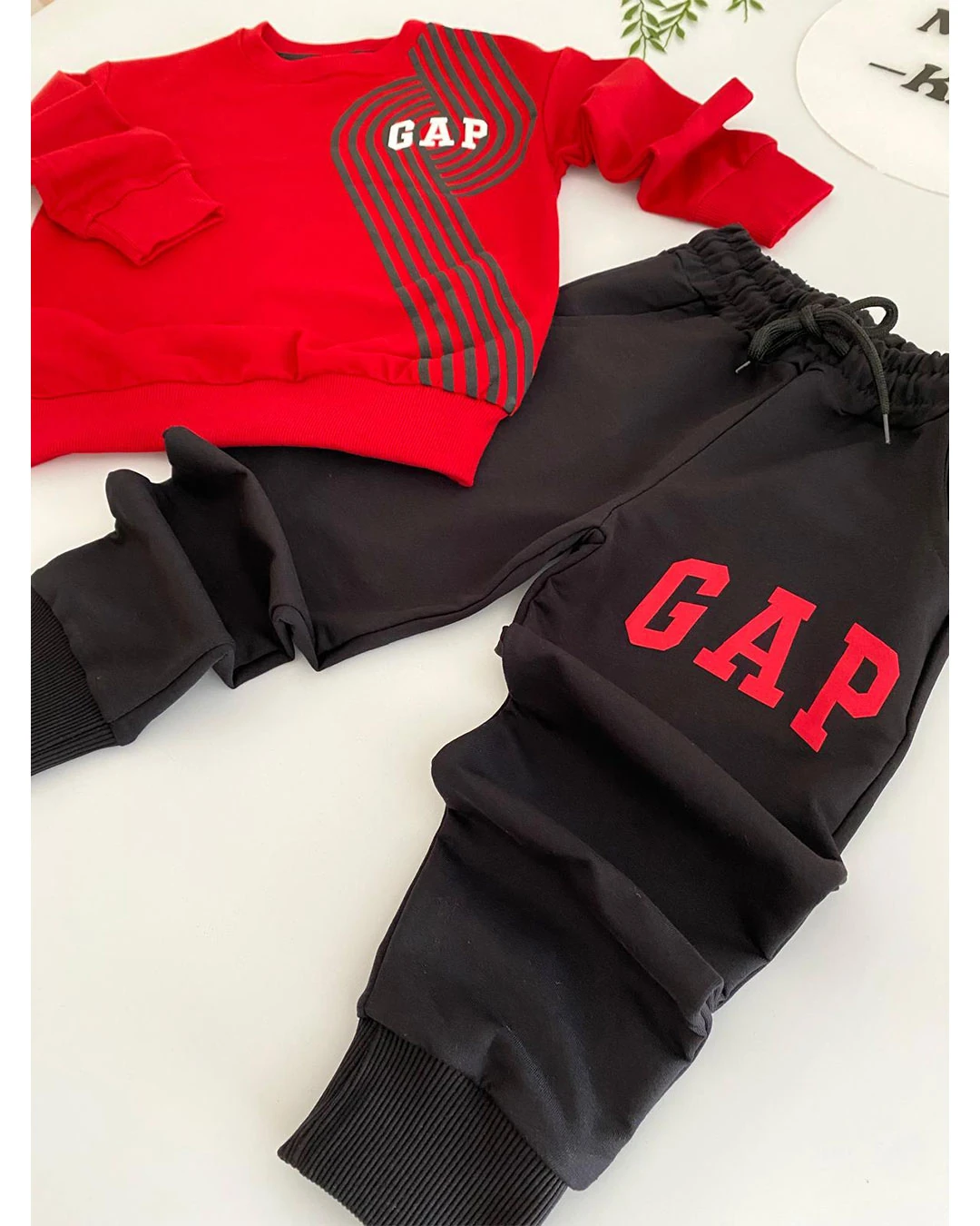 2’li Kırmızı-Siyah GAP Baskılı Eşofmanlı Takım Erkek