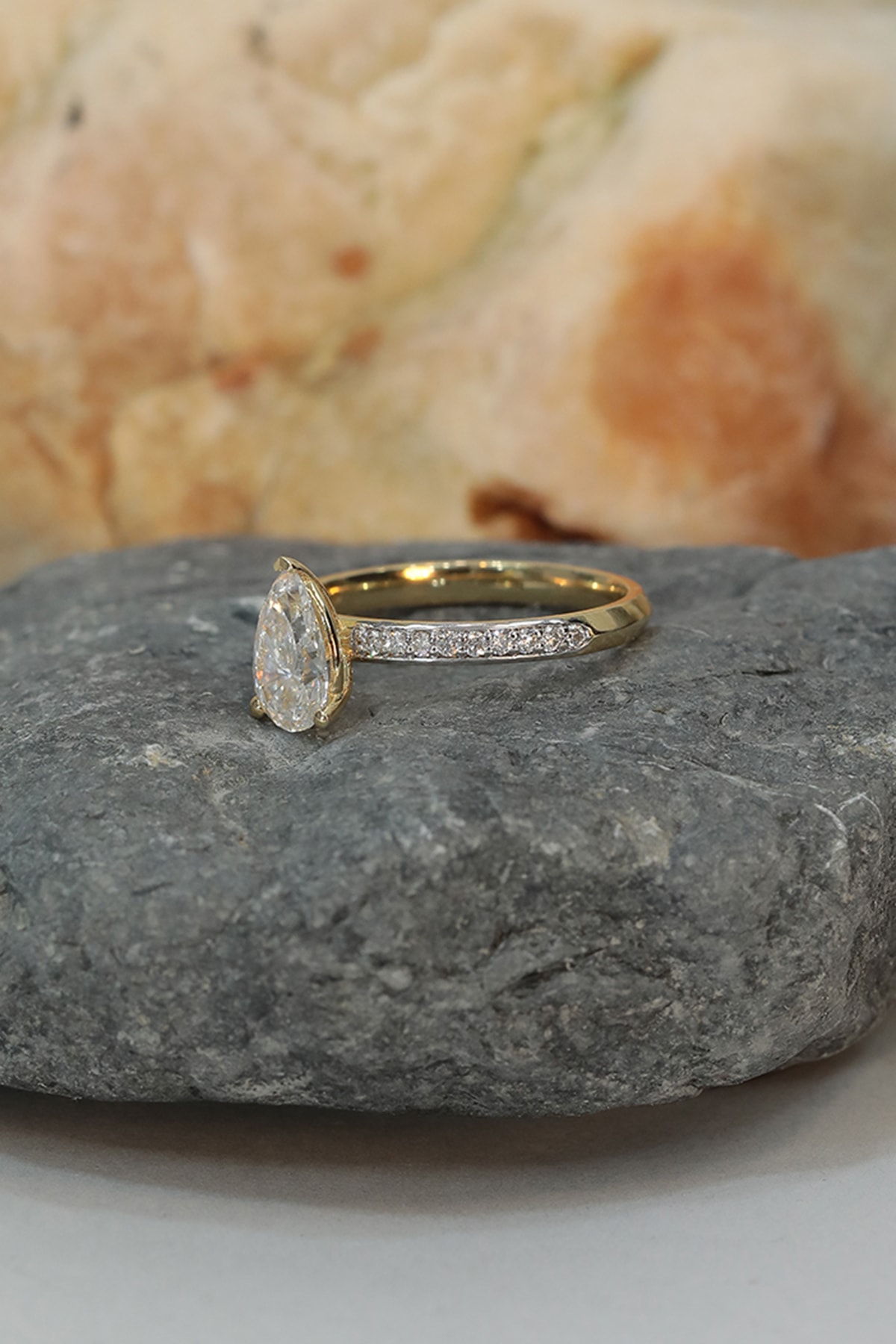 Pear Solitaire Pave Yüzük