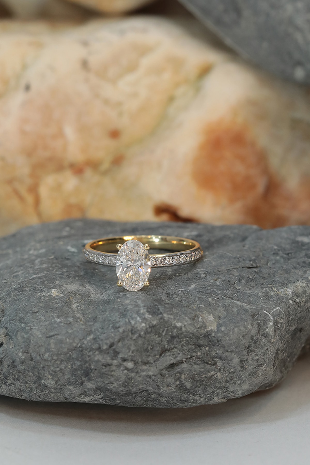Oval Solitaire Pave Yüzük