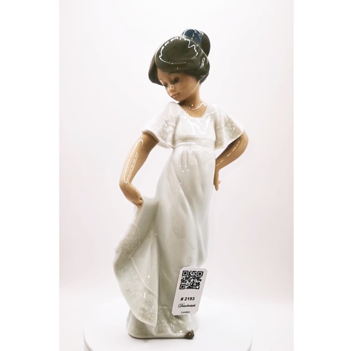 Nao – “How Pretty” Dans Eden Kız Porselen Biblo (21 cm,)