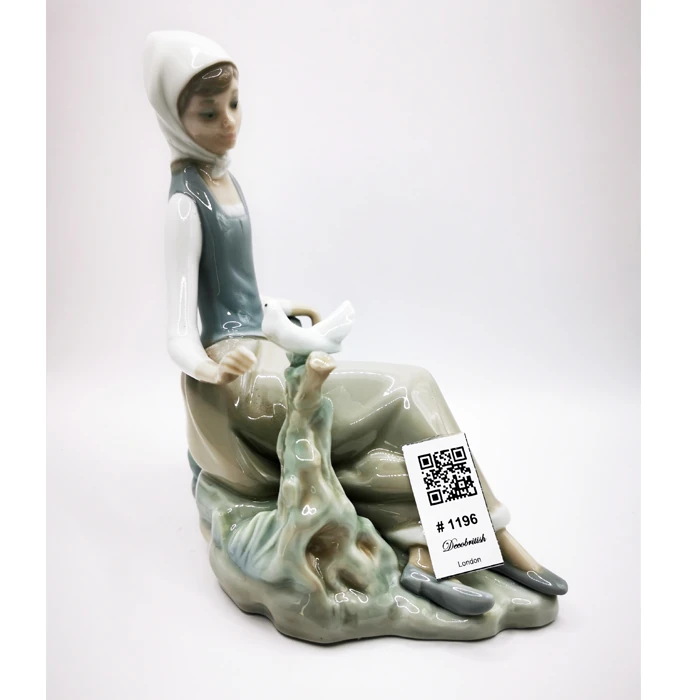 Lladro “Shepherdess with Dove” Biblo