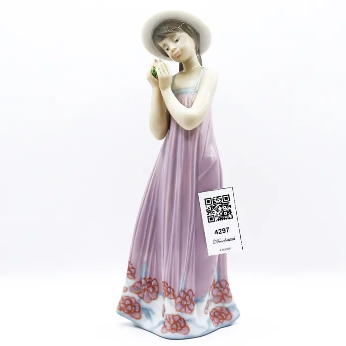 Lladro Cindy 5646 Girl Figurine – Wearing a Pink Dress and a Straw
