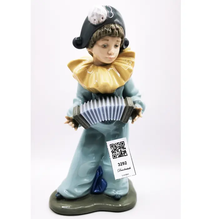 【LLADRO】フィギュリン アコーディオンをひく少年 Lladro Nao: Child Clown Figurine Playing the Accordion – 19.5 cm