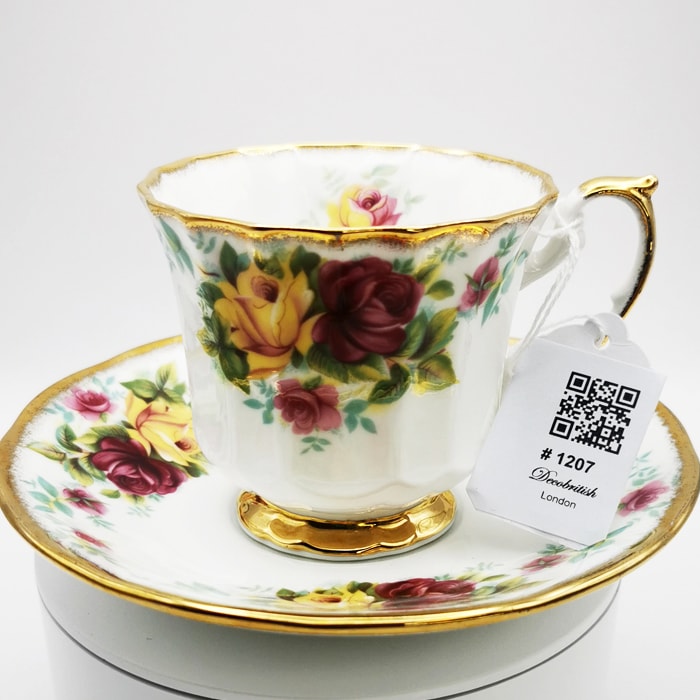 Queen's Tea Cup – Elegant Rose Pattern, Stylish Design