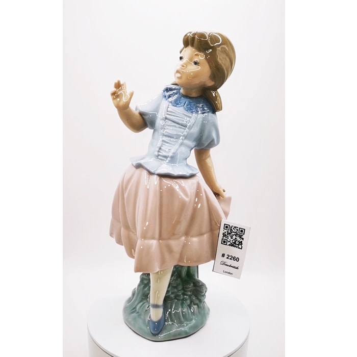 Nao – Pembe Etekli Kız Biblo (21 cm)