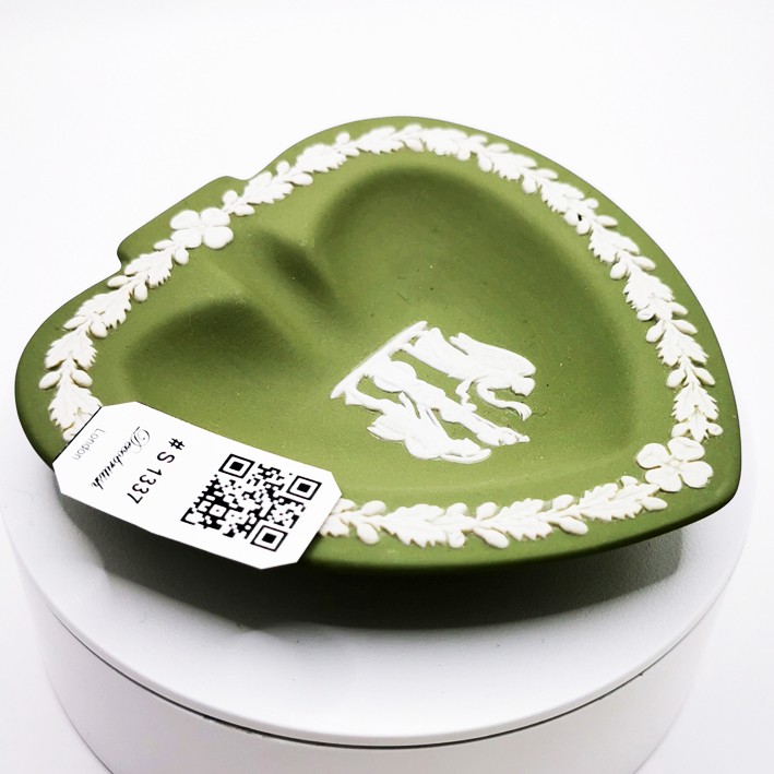 Wedgwood طبق أخضر على شكل قلب – تصميم رقيق ورومانسي