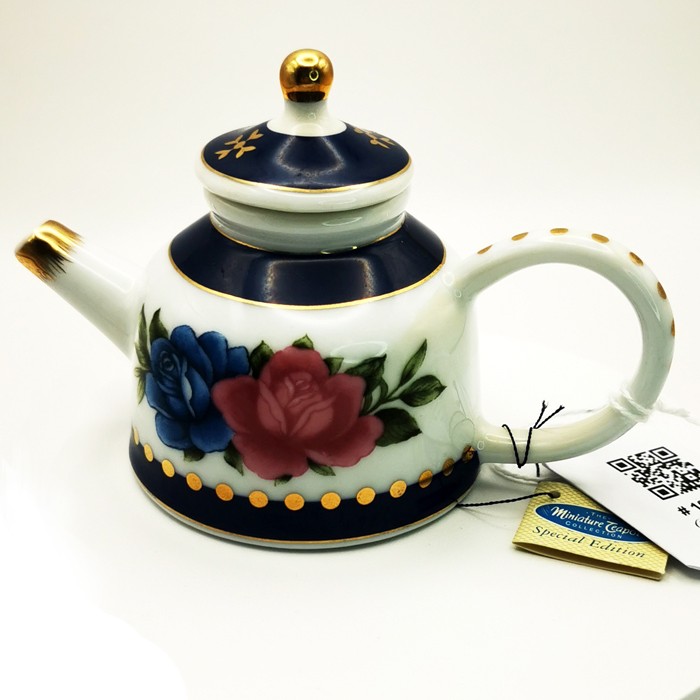 Porcelain Art Miniature Teapot - Handmade Collectible Porcelain Piece (7 cm)