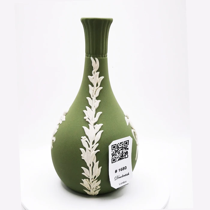 Wedgwood Yeşil Jasperware Koleksiyonluk Vazo - İngiliz Neoklasik Zarafeti, Zarif Dekoratif Obje