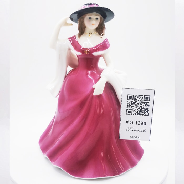 The Leonardo Collection Pembe Elbiseli Şapkalı Kız Biblosu