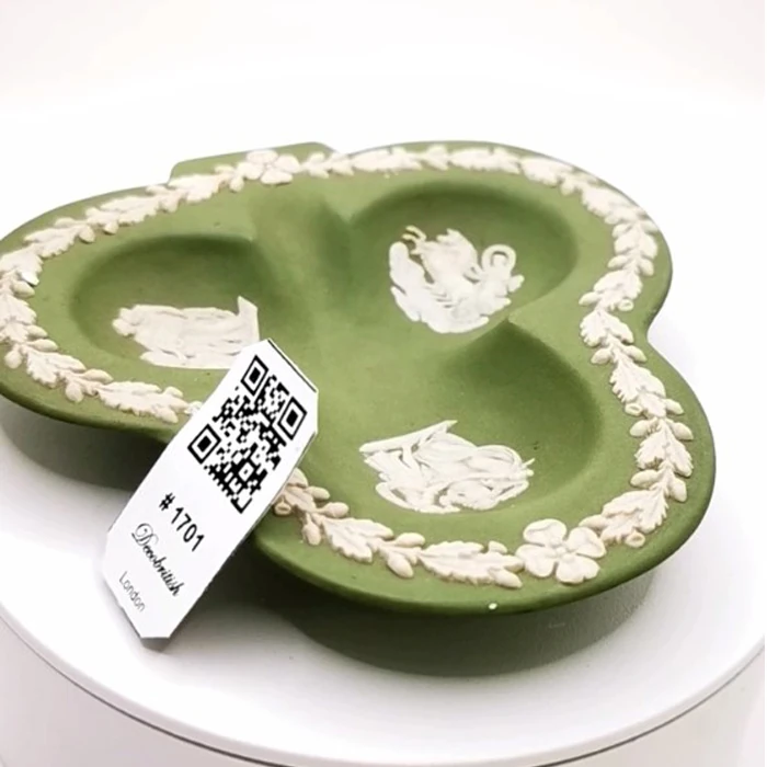 Wedgwood Yeşil Yonca Şeklinde Koleksiyonluk Tabak - İngiliz Zarafeti, Dekoratif Jasperware Obje