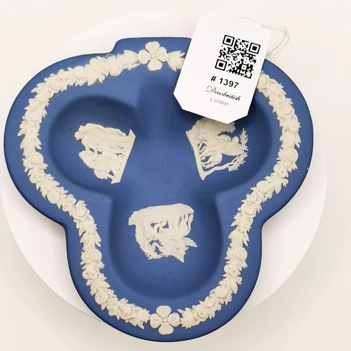 Тарелка Wedgwood с голубым клевером – Коллекционная тарелка из Джасперуэра