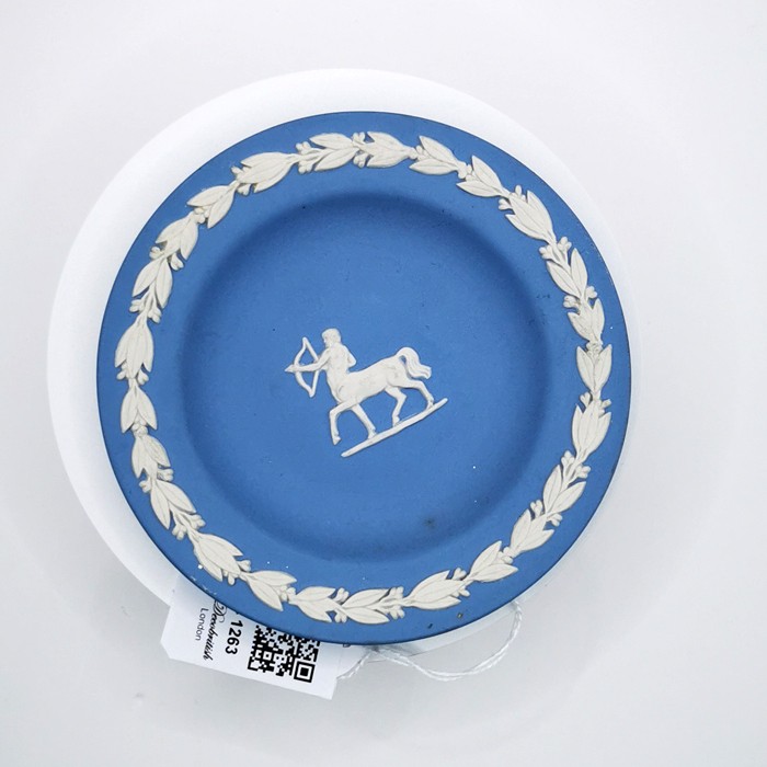 Wedgwood Round Plate – Elegant Design