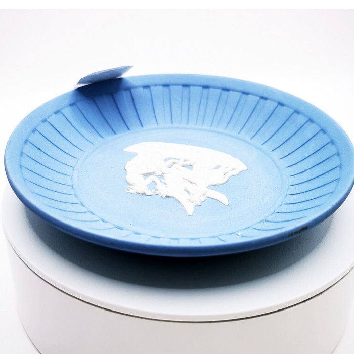 Wedgwood Elegant Nut Dish/Serving Dish – Crown Your Presentations with English Porcelain Elegance, Collectible Chic