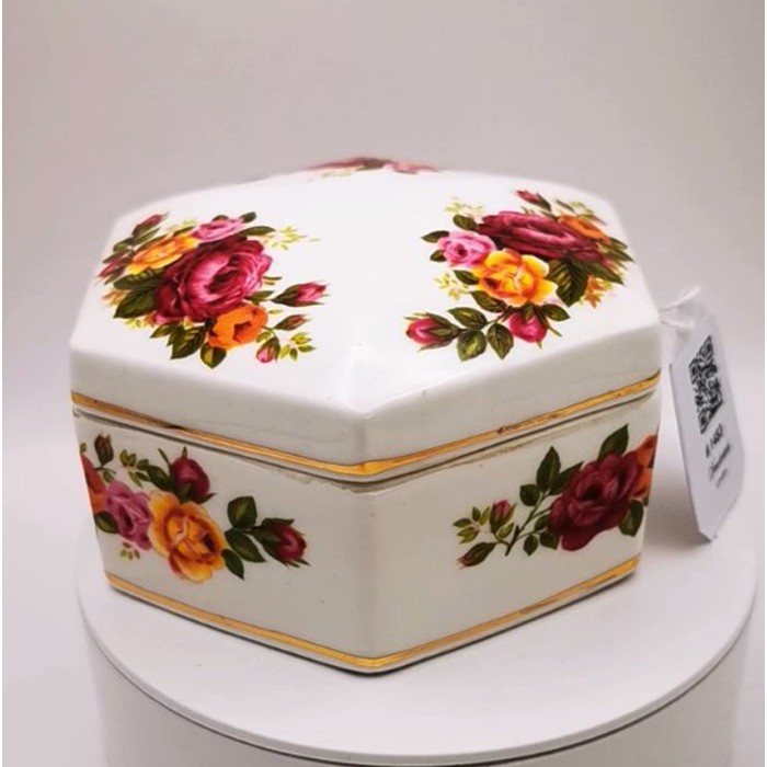 Cottage Rose Pattern Nostalgic Bonbonniere – A Tiny Treasure Box Adorned with Elegant Flowers
