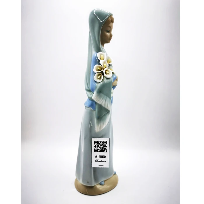 Lladro “Girl with Flowers” Biblo