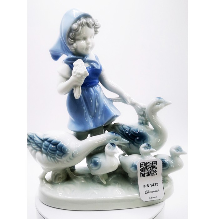 Gerald Porzellan Figurine - Girl with Goose