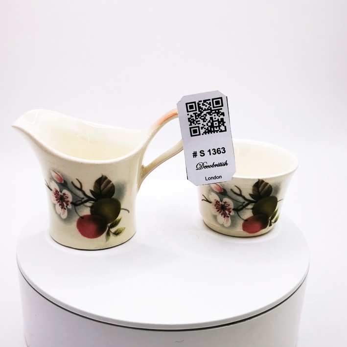 მინიატურული porcelani თასი და რძის ქილის ნაკრები - ელეგანტური და სტილიზებული დიზაინი