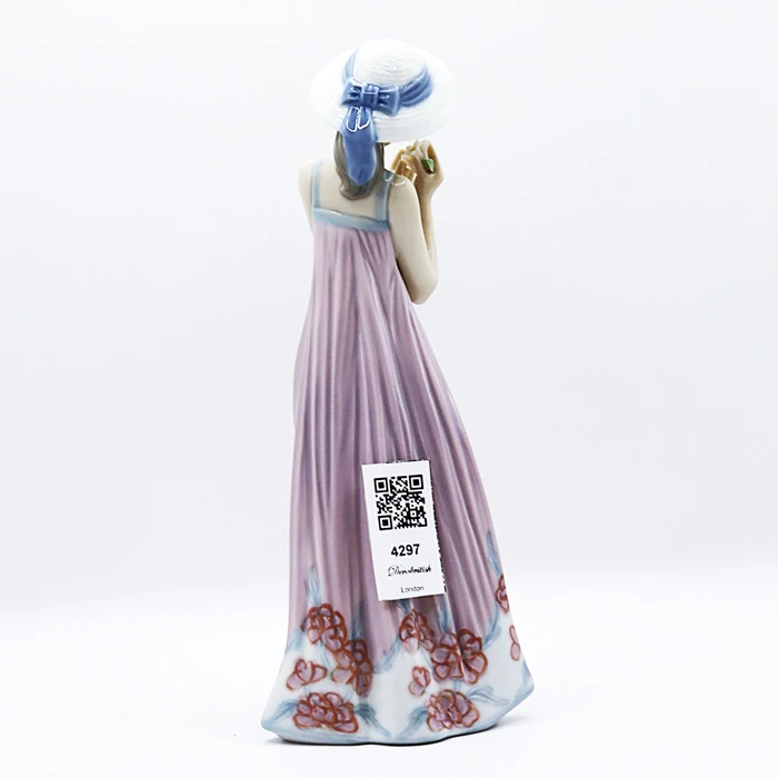 Lladro Cindy 5646 Kız Figürini – Pembe Elbiseli ve Hasır Şapkalı