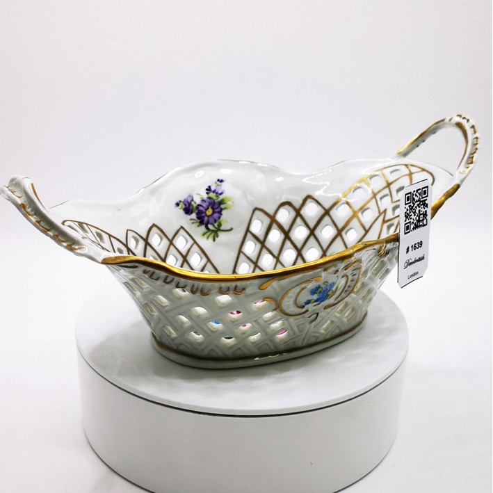 Basket-Shaped Lace-Edged Collectible Porcelain Serving Dish – Elegant Handmade Craft with Unique Basket Design