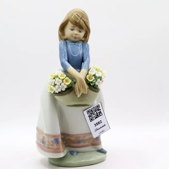 リヤドロ　Lladro No.5467 五月の花 May Flowers Lladro May Flowers Figurine Model 5467 – Girl with a Basket of