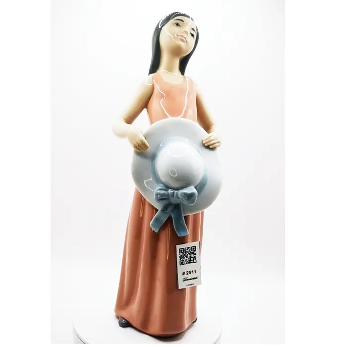 LLADRO “Girl Holding Hat in Front” Figurine 25 cm | Collectible Piece