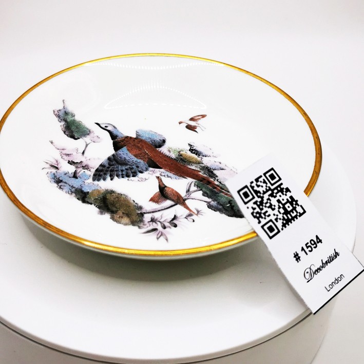 Royal Worcester Elegant Nut Dish/Serving Dish – A Collectible Presentation Piece with English Porcelain Elegance