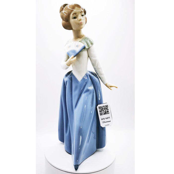 Nao Fan Girl Figurine - Elegant and Romantic Work of Art