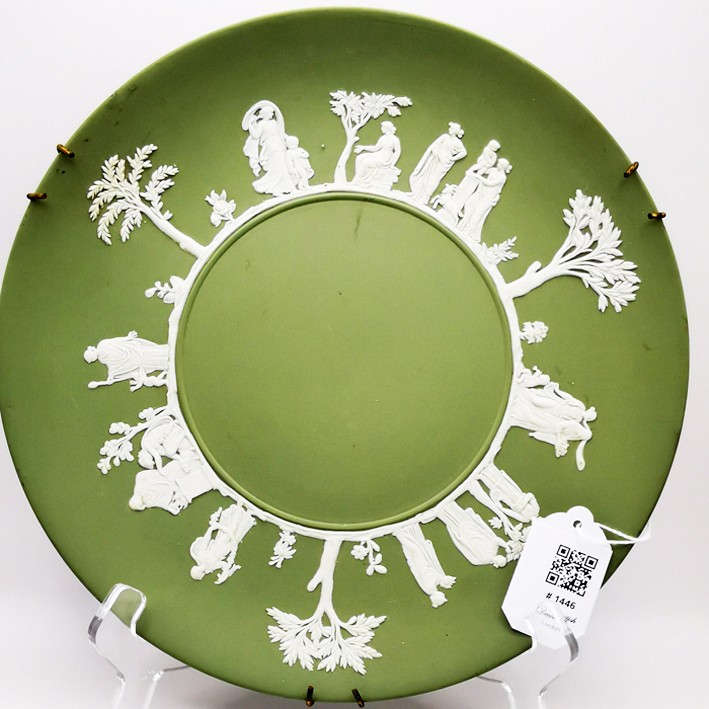 Wedgwood Green Wall Plate – Adorn Your Walls with English Porcelain Elegance