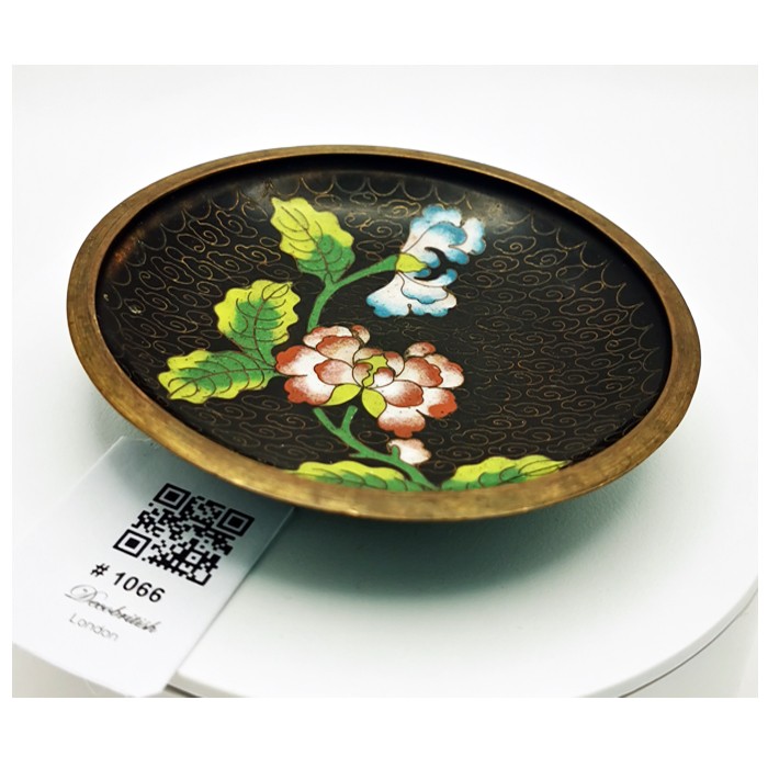 طبق Cloisonne الأسود المزخرف – عمل فني مصنوع يدويًا