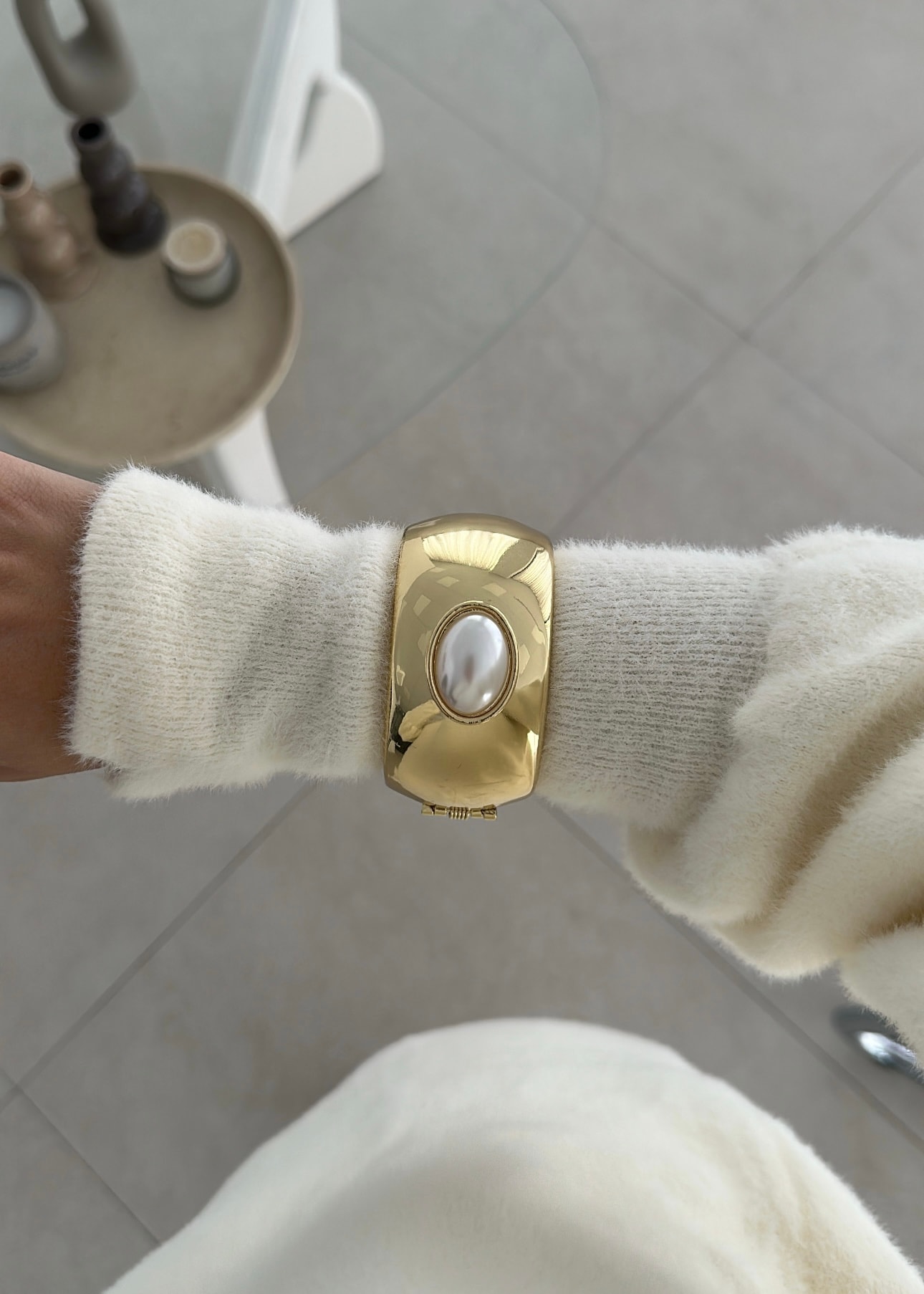 İnci detaylı kelepçe bileklik 