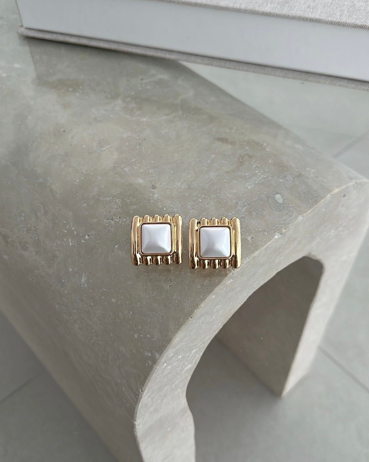 Beyaz mineli gold küpe