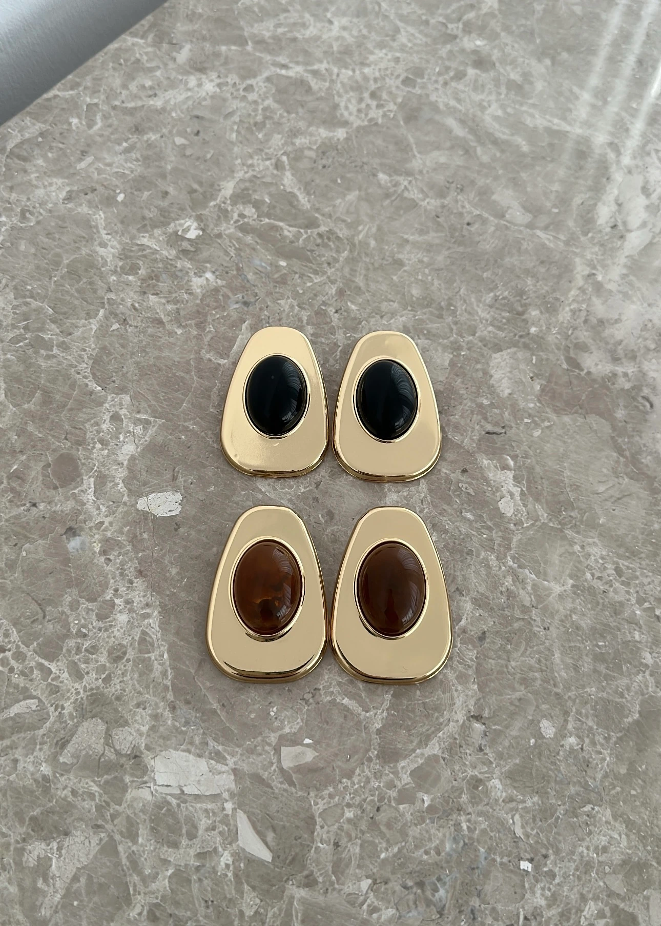 Açık kahve mineli plaka küpe 